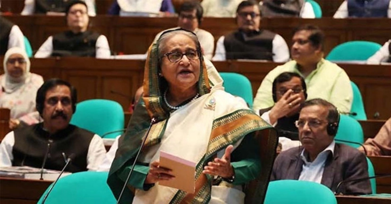 করতালি দিয়ে প্রধানমন্ত্রীকে সংসদে অভিনন্দন