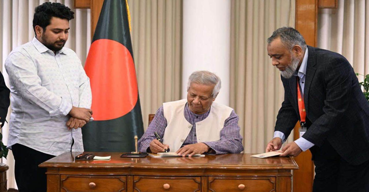 অভ্যুত্থানে নারীদের অংশগ্রহণ নিয়ে ডাকটিকিট, অবমুক্ত করলেন প্রধান উপদেষ্টা