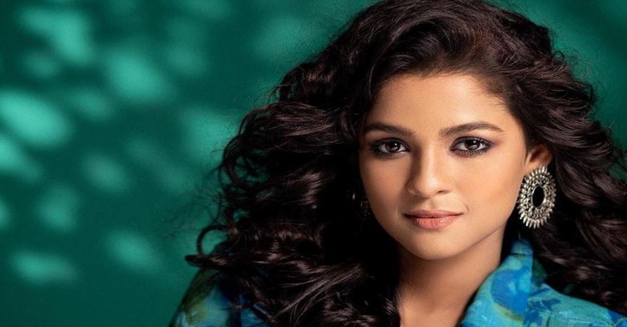 ফেসবুকে ফিরলেন সাদিয়া, দায় চাপালেন চ্যানেলের কাঁধে