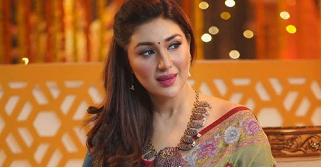 বগুড়া নয়, ঢাকাতেই পূজা পালন করবেন অপু বিশ্বাস