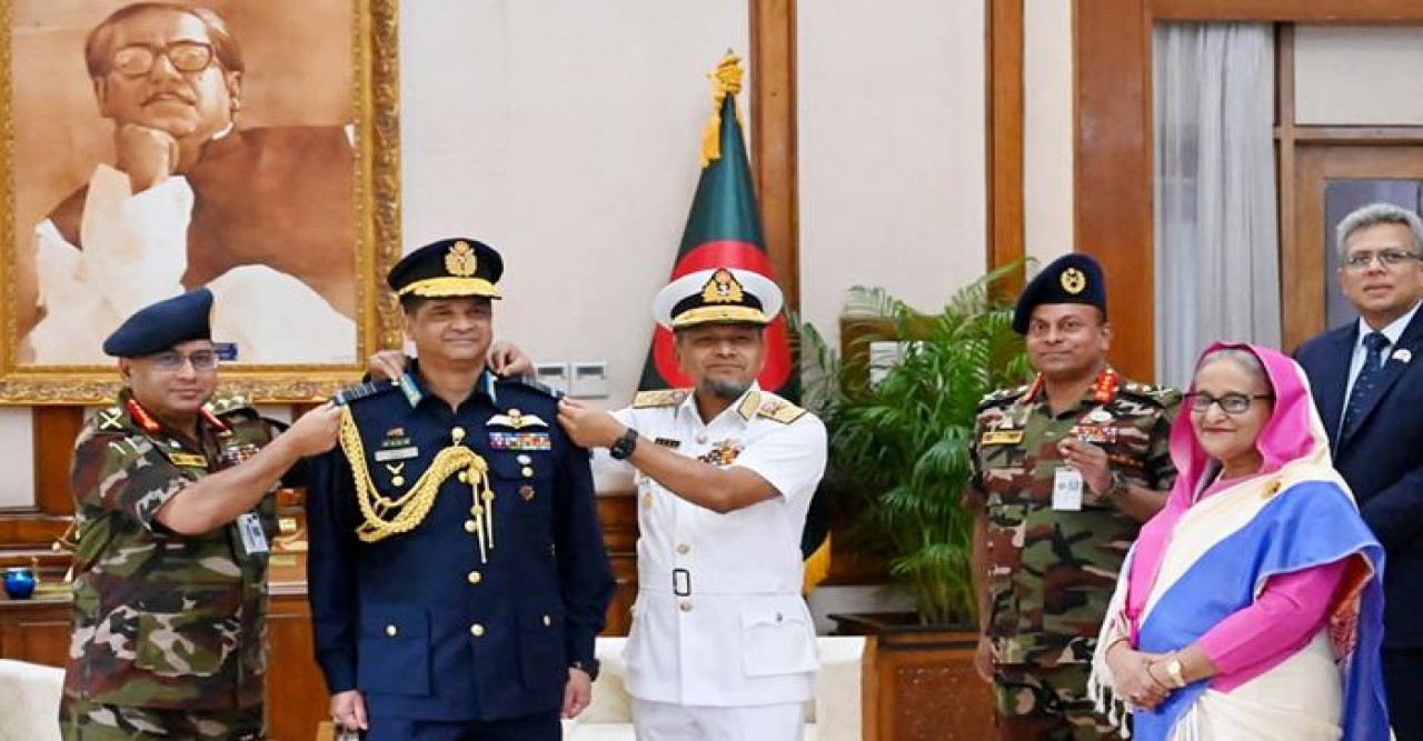 বিমানবাহিনী প্রধানকে পরানো হলো র‌্যাংক ব্যাজ