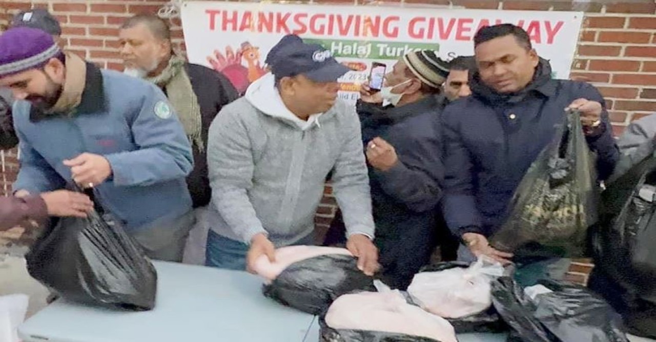 নিউইয়র্কে এস্টোরিয়া ওয়েলফেয়ার সোসাইটি উদ্যোগে হালাল টার্কি বিতরণ