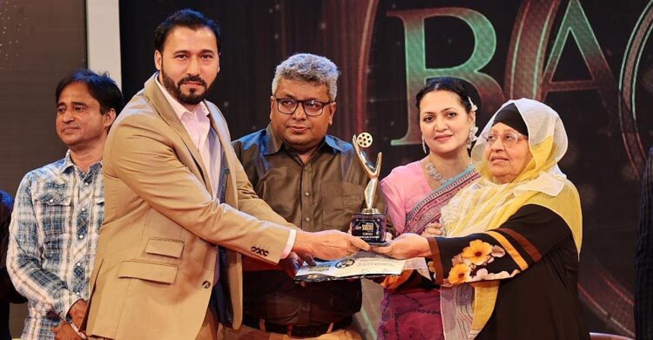 শ্রেষ্ঠ মডেলের স্বীকৃতি নিলেন খালেদ হোসেন চৌধুরী
