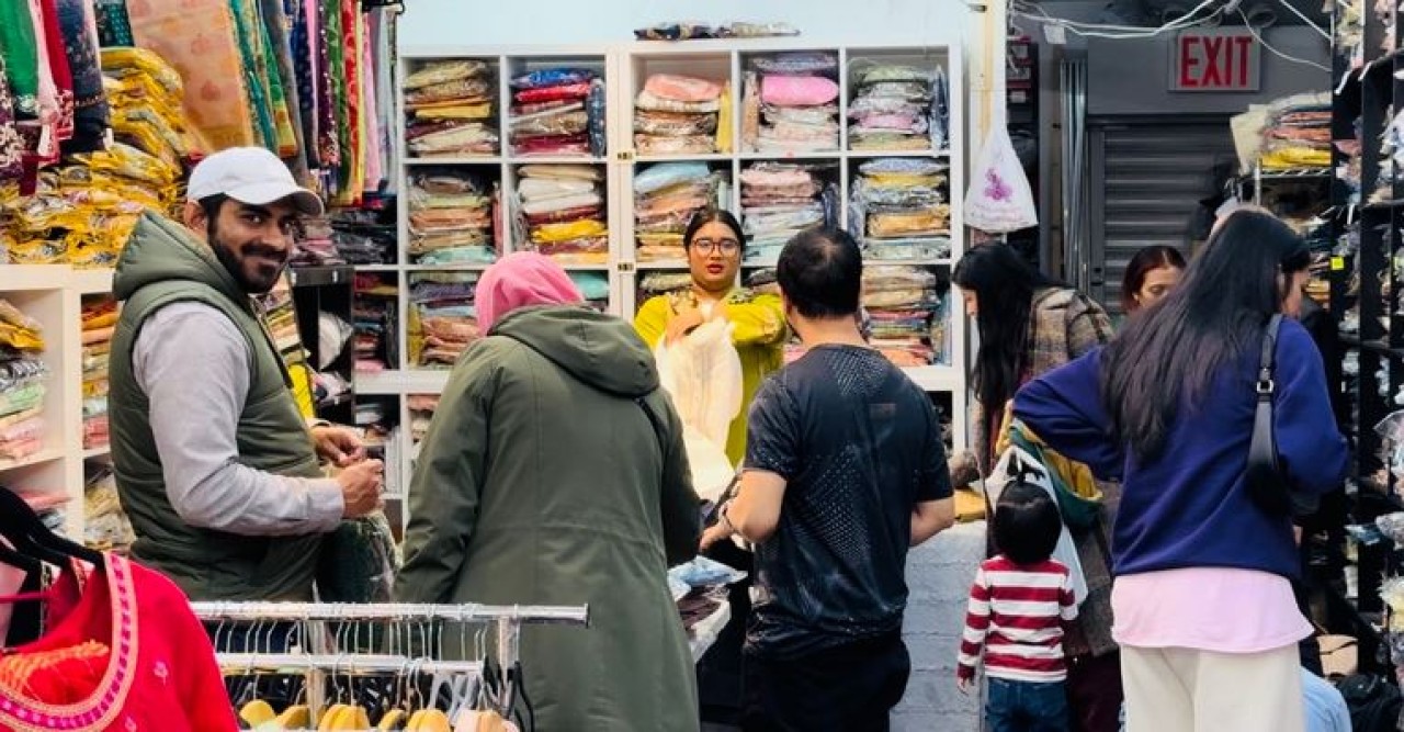 কেনাকাটায় ব্যস্ত নিউইয়র্কে প্রবাসীরা : নতুন পোশাকের সমাহার