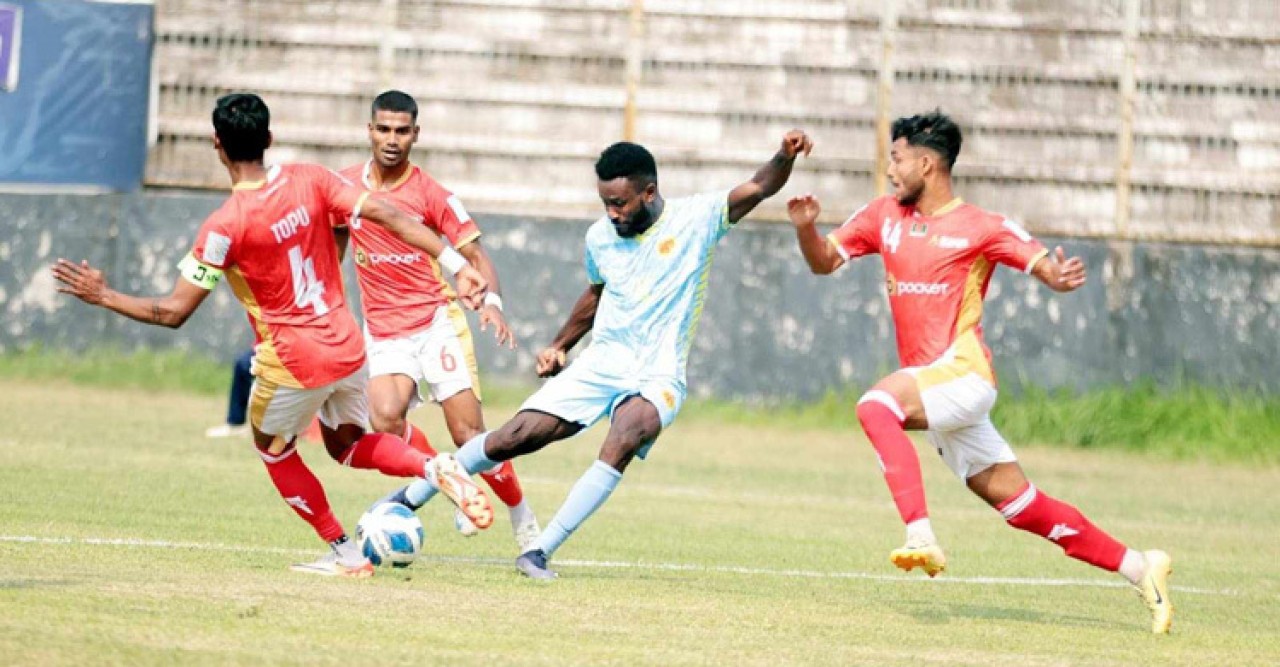 ১০ জনের দল নিয়ে বসুন্ধরা কিংসকে হারিয়ে ফাইনালে আবাহনী