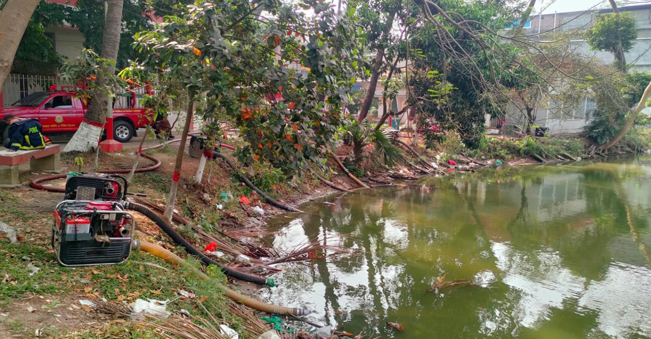 নিউ মার্কেটে আগুন : ঢাকা কলেজের পুকুর থেকে নেওয়া হচ্ছে পানি