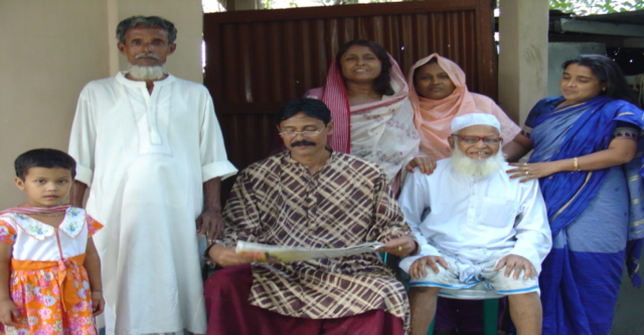 সন্তানদের মাঝে সাবেক এমপি মরহুম জালাল আহমেদ 