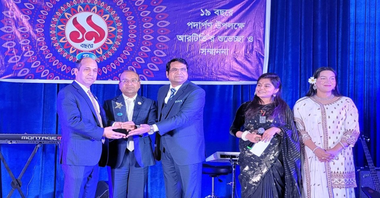 নিউইয়র্কে আরটিভি’র ১৯ বছরে পর্দাপন উপলক্ষ্যে সন্মাননা দেয়া হয়