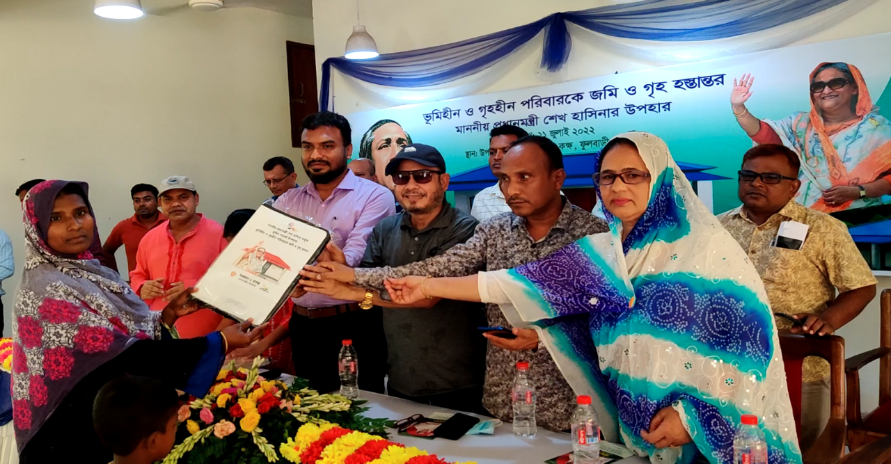 ফুলবাড়ীতে তৃতীয় ধাপে প্রধানমন্ত্রীর উপহার ২২৮ জন গৃহহীনদের মাঝে বাড়ী হস্তান্তর