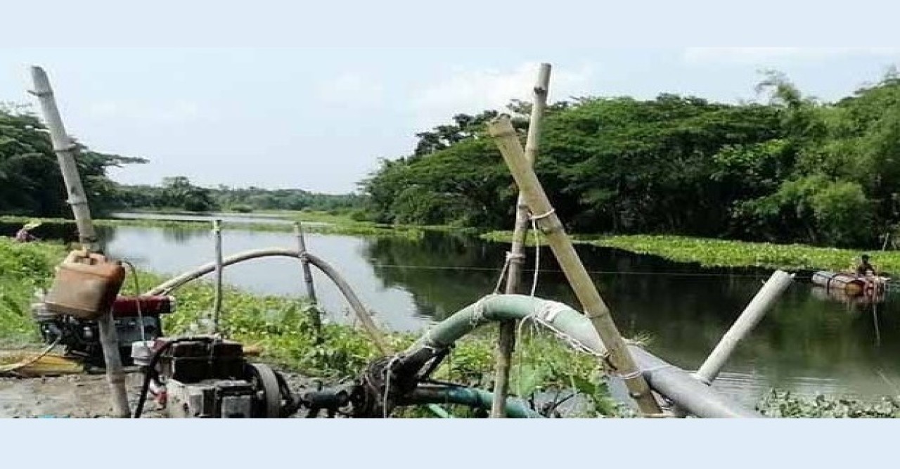 রায়পুরে ডাকাতিয়া নদীতে বালু উত্তোলন, হুমকির মুখে বসতবাড়ি