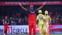 ৪২৪ রানের থ্রিলারে চেন্নাইকে হারিয়ে শীর্ষে বেঙ্গালুরু