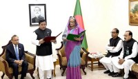 জেলা পরিষদের চেয়ারম্যানকে শপথ পাঠ করালেন প্রধানমন্ত্রী