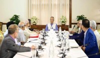 জাতীয় ঐকমত্য কমিশনের সঙ্গে বৈঠক করলেন প্রধান উপদেষ্টা ড. মুহাম্মদ ইউনূস