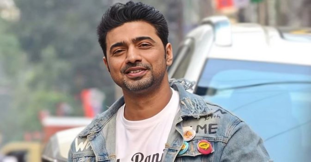১৮-তে পা, প্রাপ্তবয়স্ক হলেন দেব!