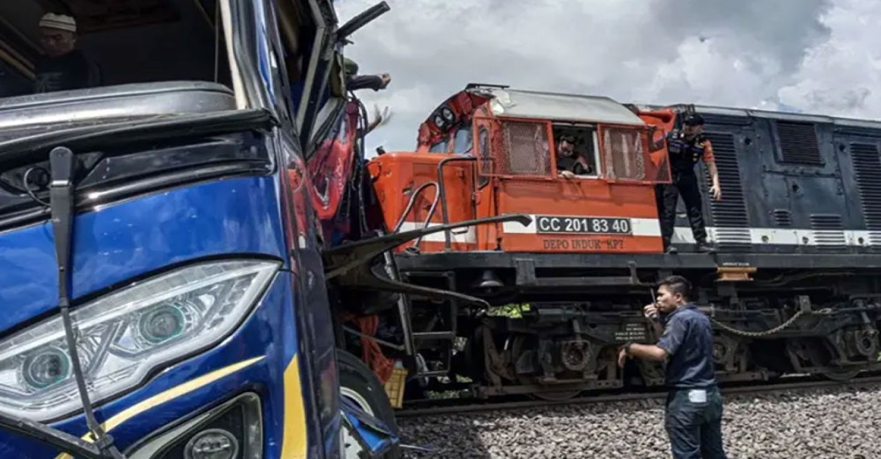 ইন্দোনেশিয়ায় ট্রেন-মিনিবাস সংঘর্ষ, একই পরিবারের ৯ জন নিহত