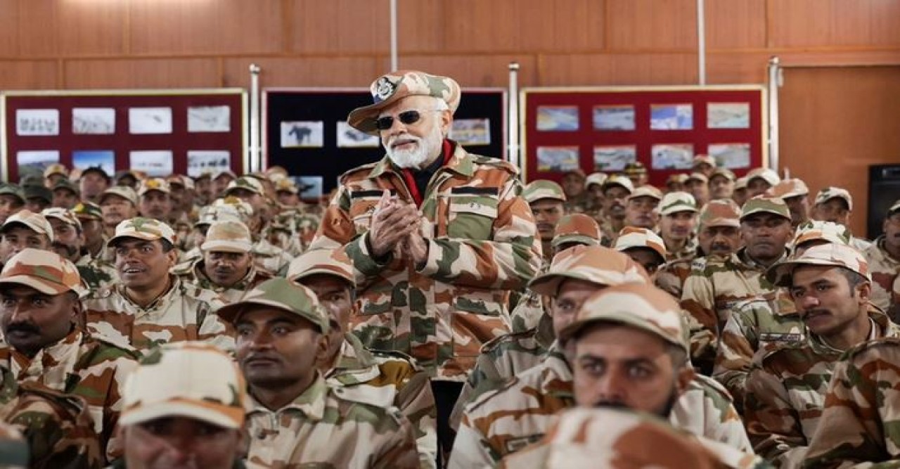 সেনাদের সঙ্গে দীপাবলি উদযাপনে হিমাচলে মোদি