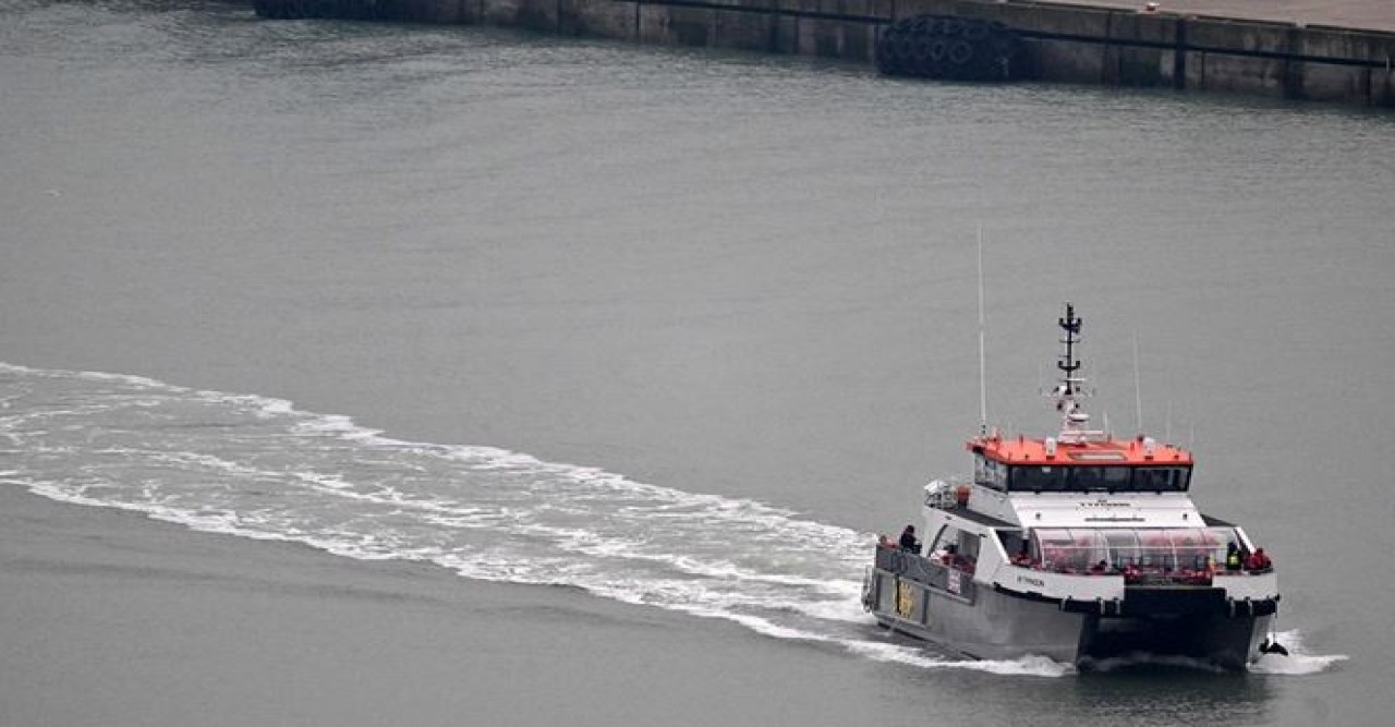 তীব্র ঠাণ্ডায় চ্যানেল পাড়ি দিয়ে ব্রিটেন যাওয়ার সময় ৫ জনের মৃত্যু