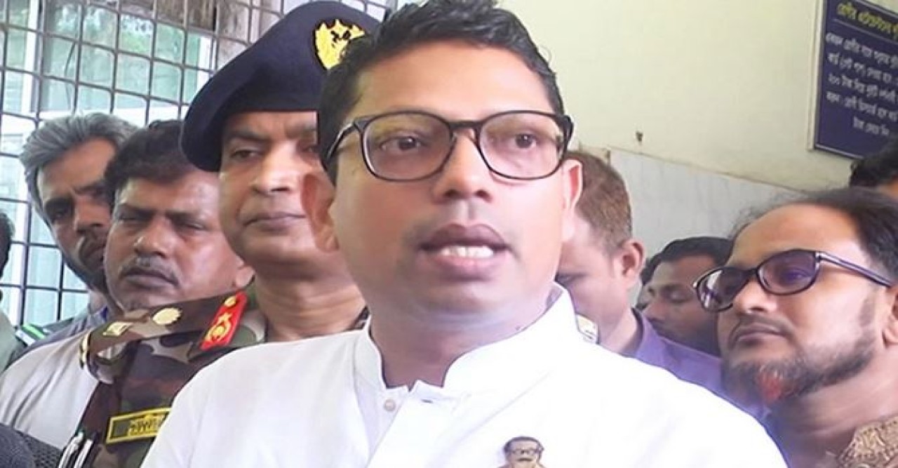 দেলোয়ারকে দেখতে গিয়ে পলক বললেন, আমি লজ্জিত-দুঃখিত ও ক্ষমাপ্রার্থী