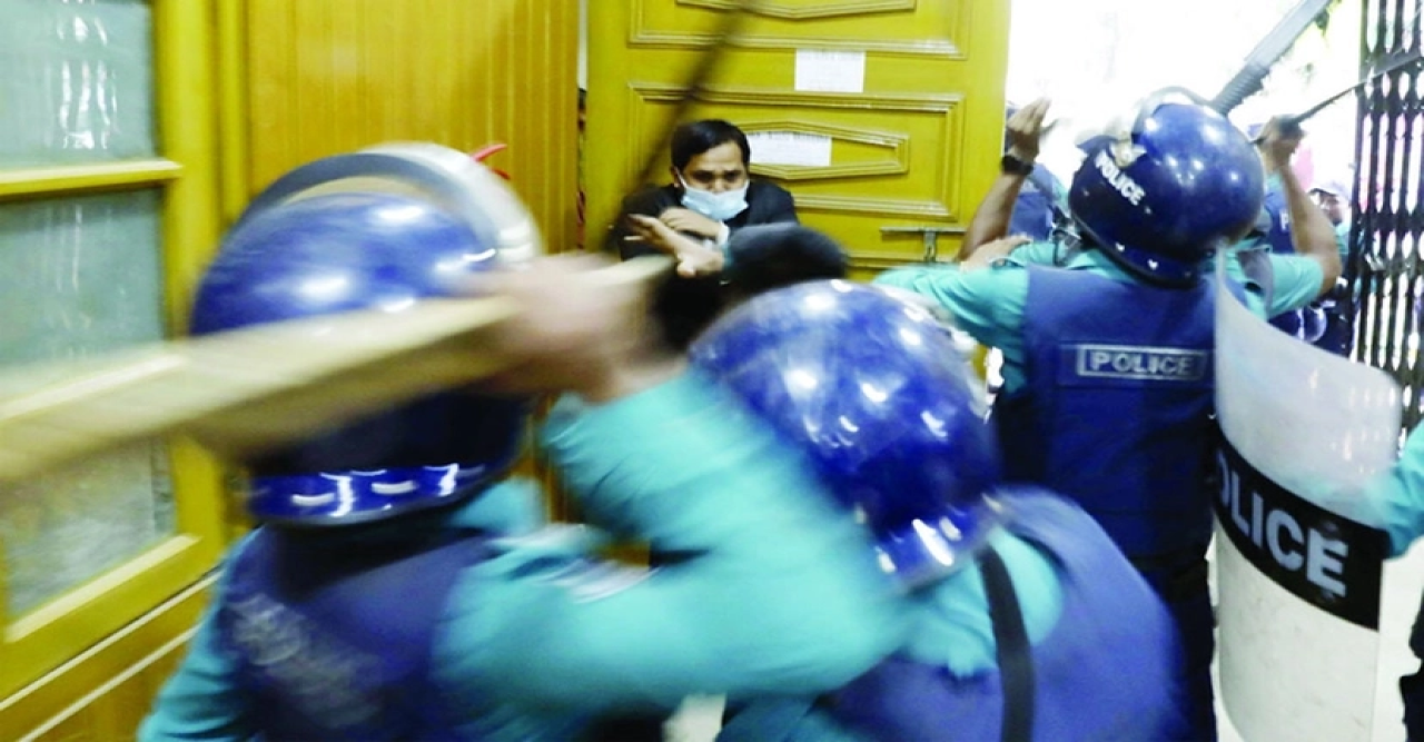 সাংবাদিকদের ওপর হামলা, ডিএমপি কমিশনারের দুঃখ প্রকাশ