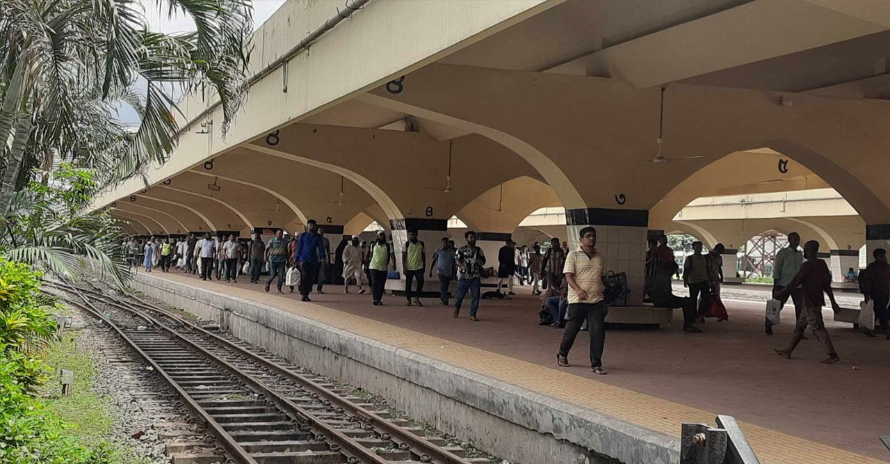 অনিশ্চিত ট্রেন যাত্রা, কমলাপুরে যাত্রী ভোগান্তি