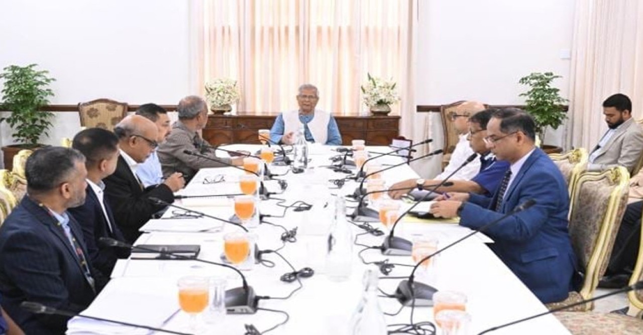 নির্বাচনে স্বচ্ছতা নিশ্চিতে দ্রুত বডি-ওর্ন ক্যামেরা কেনার নির্দেশ প্রধান উপদেষ্টার