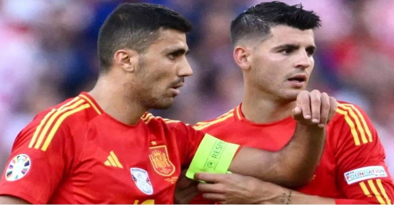 জিব্রাল্টার নিয়ে গান গেয়ে নিষিদ্ধ ইউরোজয়ী দুই ফুটবলার