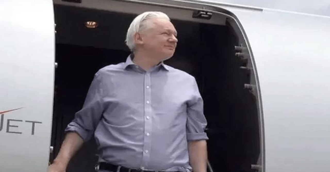 অনুমতি ছাড়া যুক্তরাষ্ট্রে প্রবেশ নিষেধ উইকিলিকস প্রতিষ্ঠাতার