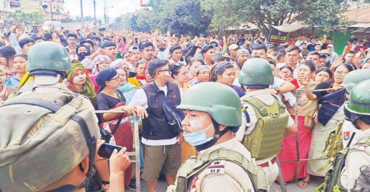 উত্তাল মণিপুর, কারফিউ ভেঙে বিক্ষোভ