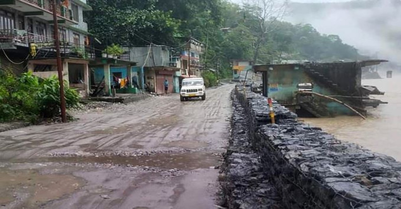 দার্জিলিংয়ে প্রবল বৃষ্টি-ধস, তিস্তার পানি বৃদ্ধি