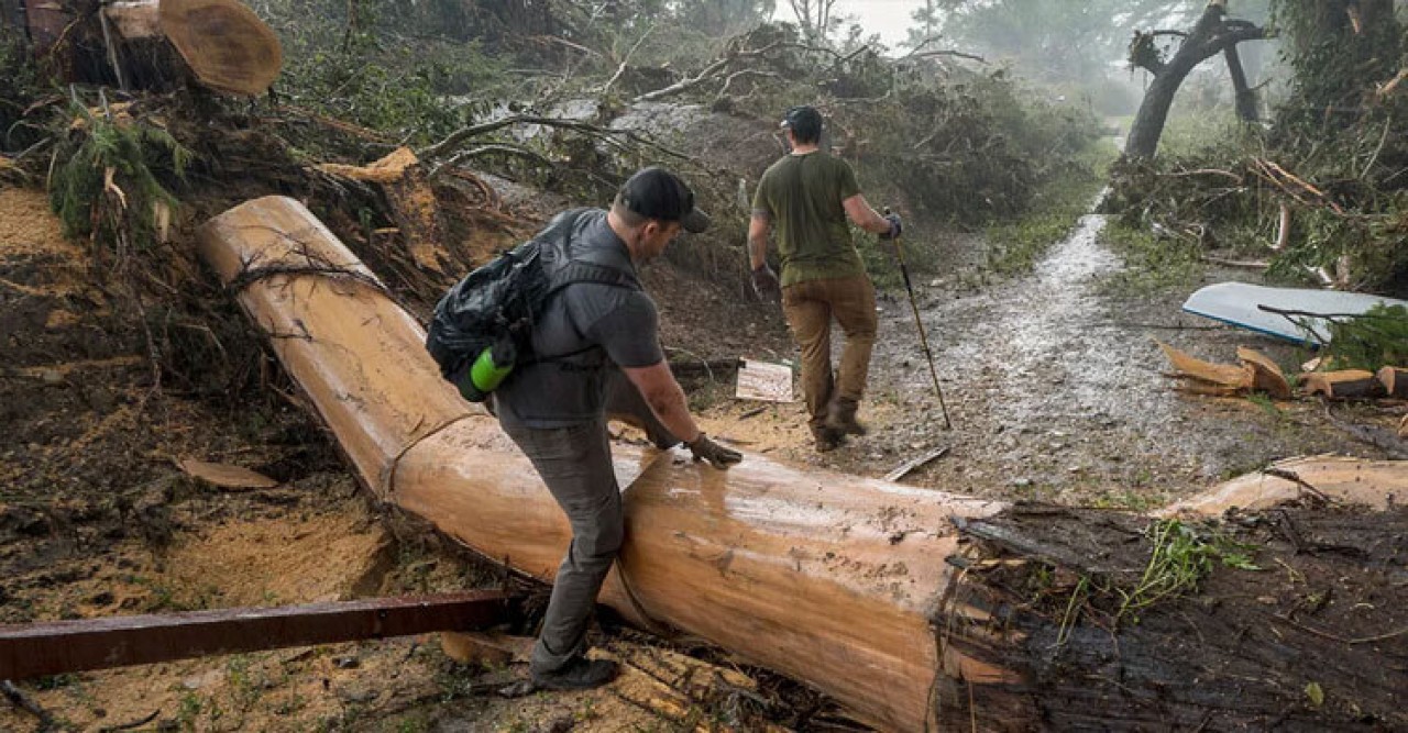 টেক্সাসে বন্যায় মৃতের সংখ্যা বেড়ে ১০৪, এখনো নিখোঁজ অনেকে