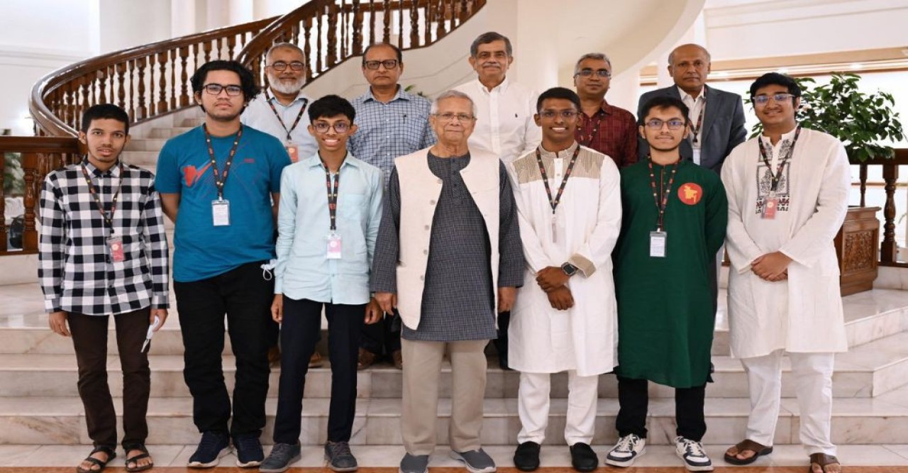 প্রধান উপদেষ্টার সঙ্গে অলিম্পিয়াডে পদকজয়ী ছয় শিক্ষার্থীর সাক্ষাৎ