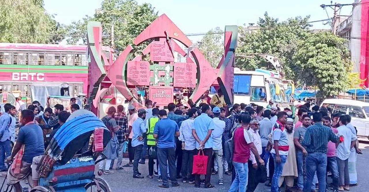 আওয়ামী লীগ ঠেকাতে জিরো পয়েন্টে ছাত্র-জনতার অবস্থান