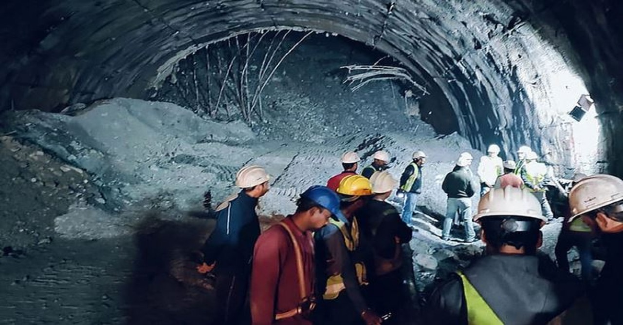 সুড়ঙ্গে ধসের এক দিন পার, এখনো আটকা ৪০ শ্রমিক