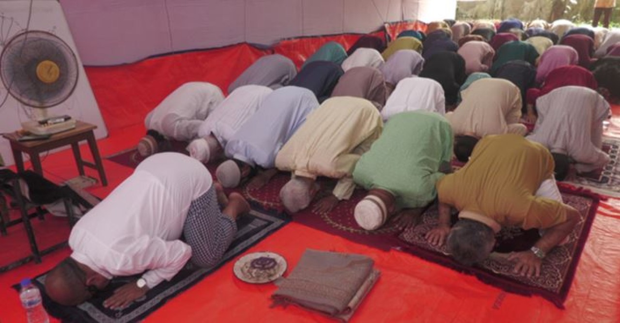 সৌদি আরবের সঙ্গে মিল রেখে মৌলভীবাজার সার্কিট হাউস এলাকায় পবিত্র ঈদুল ফিতরের একটি জামাত অনুষ্ঠিত