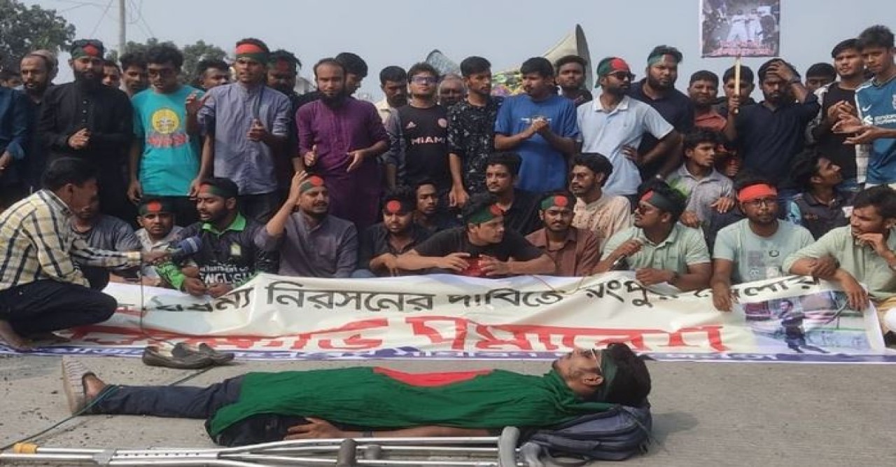 উত্তরাঞ্চলে উপদেষ্টার দাবিতে ঢাকা-রংপুর মহাসড়ক অবরোধ