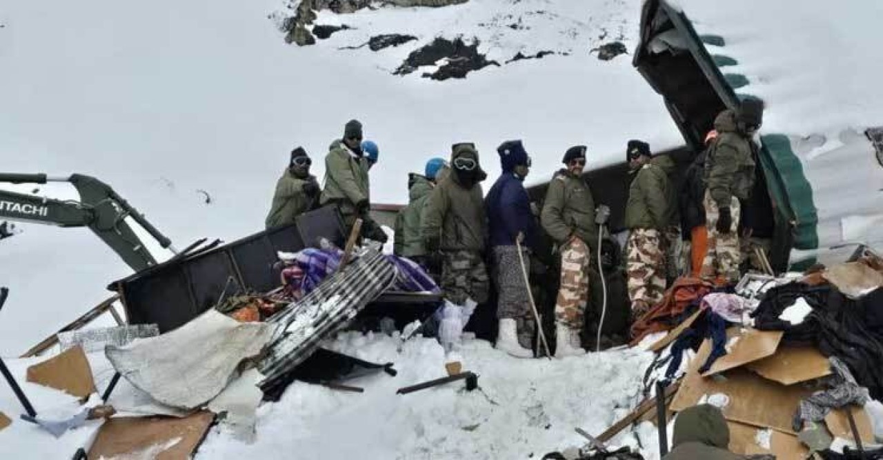 ভারতে তুষারধস, ধাতব কন্টেইনার থেকে ৪৬ জনকে জীবিত উদ্ধার