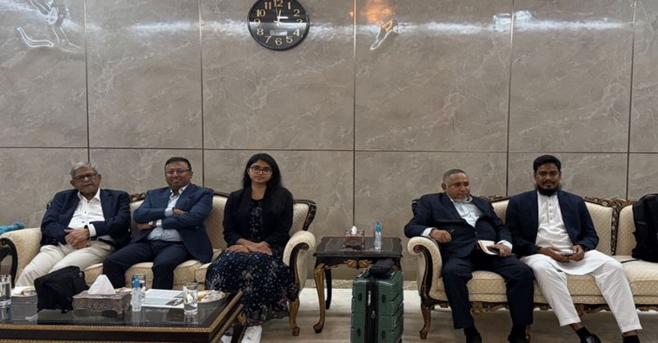 ভিভিআইপি লাউঞ্জে ফ্লাইটের অপেক্ষায় প্রধান উপদেষ্টার সফরসঙ্গীরা