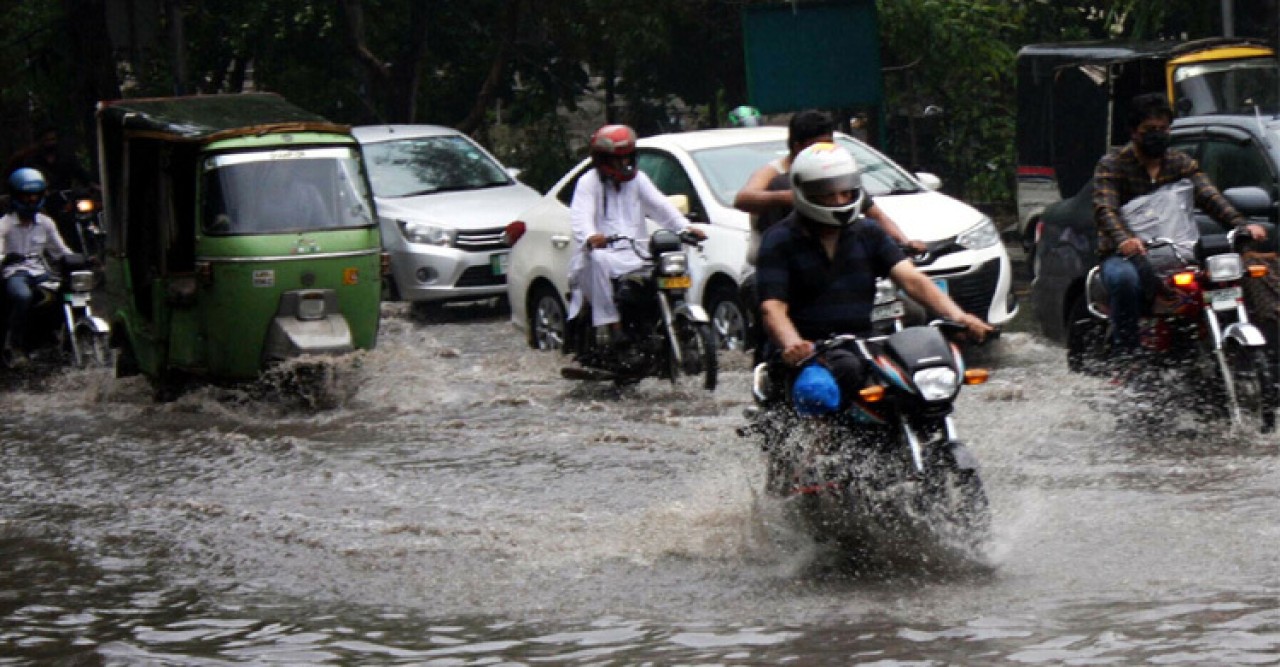 পাকিস্তানে ভারী বৃষ্টি-বন্যায় মৃতের সংখ্যা বেড়ে ৩২