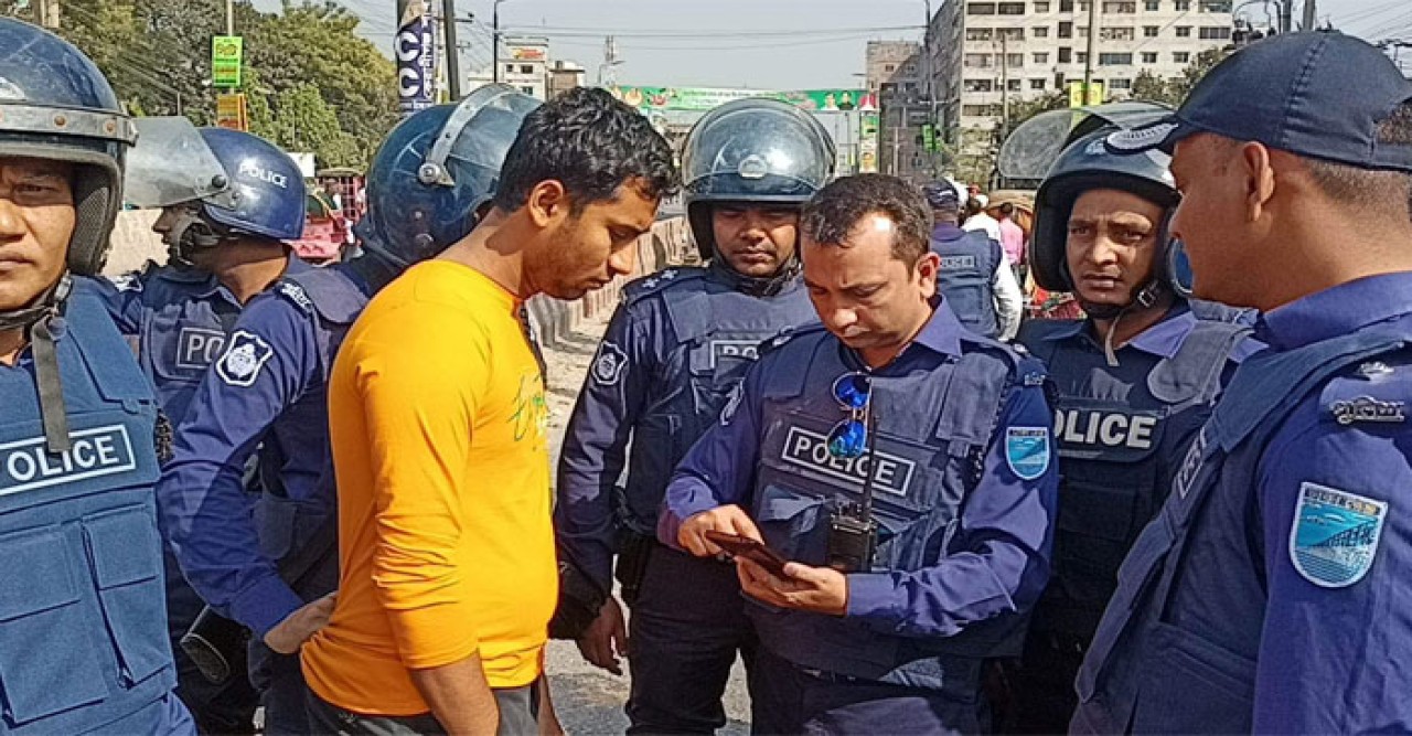 রাজধানীজুড়ে চেকপোস্ট, পুলিশের তল্লাশি