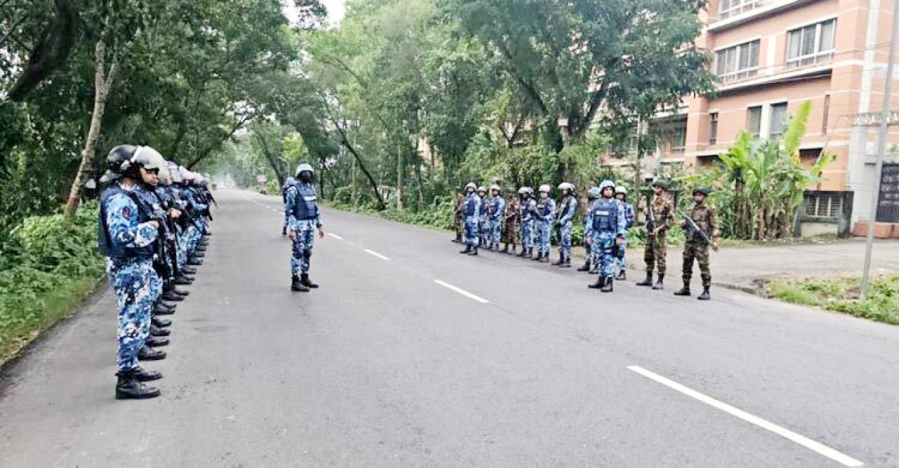 থমথমে গোপালগঞ্জে কারফিউ চলছে