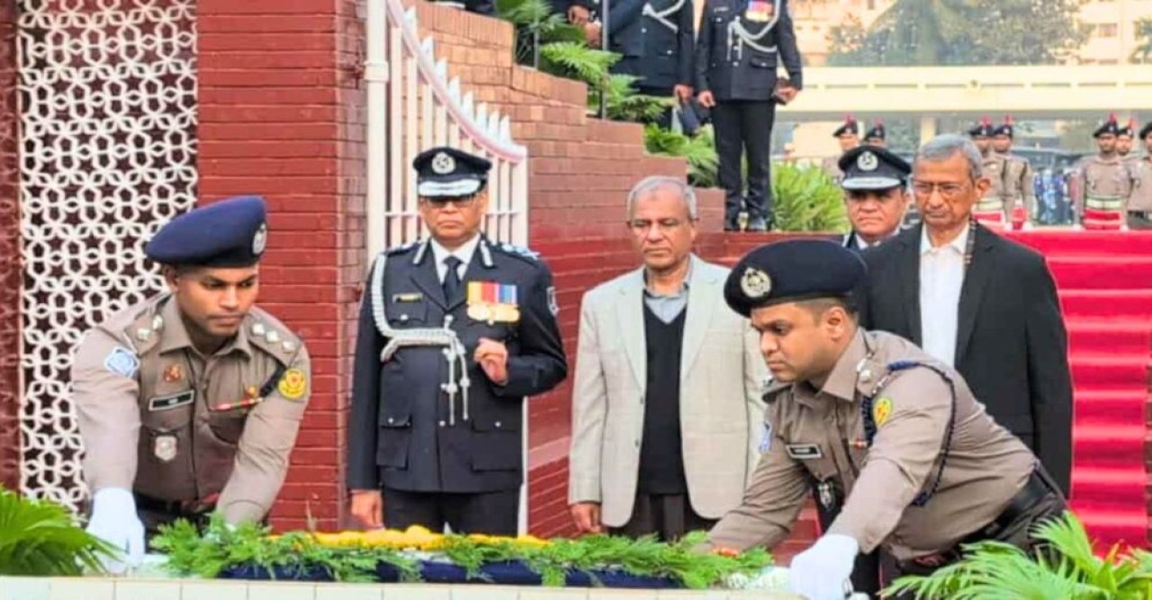 রাজারবাগ পুলিশ স্মৃতিস্তম্ভে স্বরাষ্ট্র উপদেষ্টা-আইজিপির শ্রদ্ধা