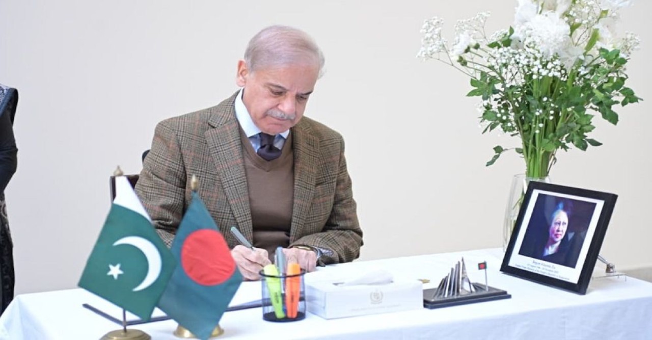 হাইকমিশনে গিয়ে খালেদা জিয়ার প্রতি পাকিস্তানের প্রধানমন্ত্রীর শ্রদ্ধা