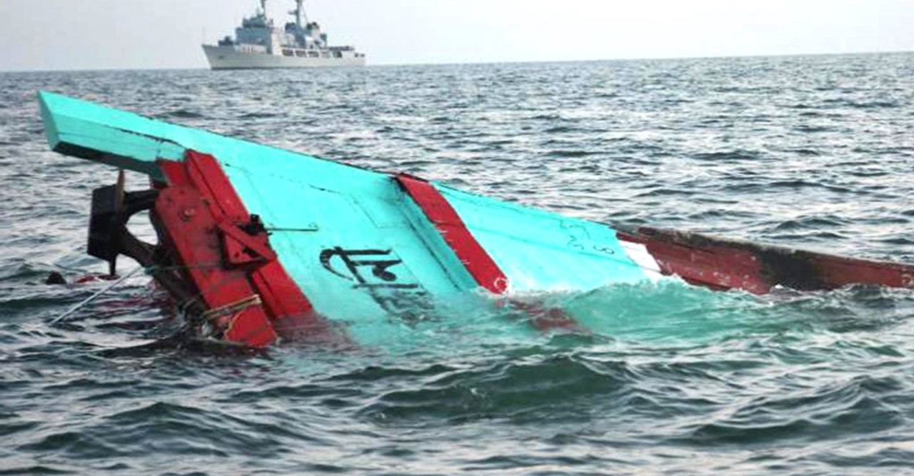 পটুয়াখালীতে মালবাহী ট্রলার ডুবে নিখোঁজ ২