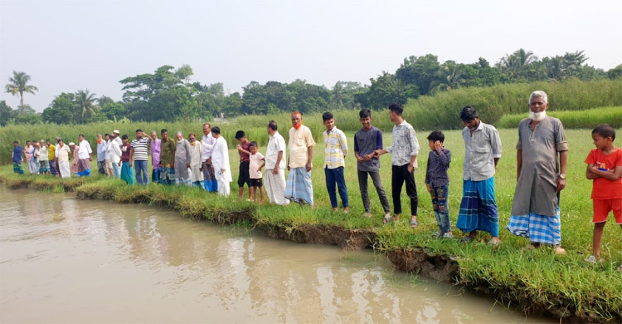 চাঁদপুরে নদীভাঙন থেকে ভিটেমাটি রক্ষায় মানববন্ধন