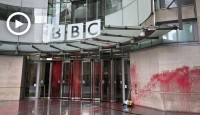 বিবিসির সদর দপ্তরে কেন লাল রং স্প্রে করা হলো