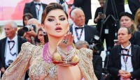 হীরা খচিত ‘বিকিনি’ হাতে কান-এর রেড কার্পেটে উর্বশী, বিরক্ত হলিউড তারকারা