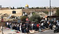 আল-আকসায় প্রবেশে ইসরায়েলের বাধা, ফটকেই ঈদের নামাজ আদায় ফিলিস্তিনিদের