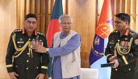 সেনাপ্রধানকে ‘সেনাবাহিনী পদক’ দিলেন প্রধান উপদেষ্টা