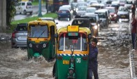 ৮৮ বছরের রেকর্ডভাঙা বৃষ্টিতে পানিবন্দি দিল্লিবাসী