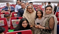 বিমানে যাত্রীদের সঙ্গে প্রধানমন্ত্রীর কুশল বিনিময়, তুললেন ছবি